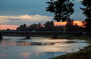 Nehrin üzerinde gün batımı