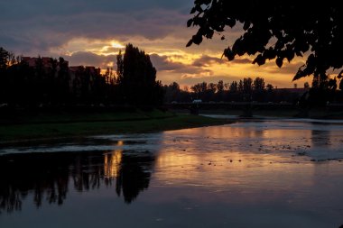 Nehrin üzerinde gün batımı