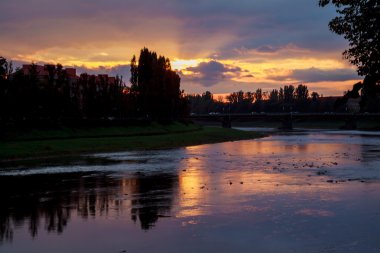 Nehrin üzerinde gün batımı