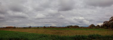 Fırtına bulutları çayır alanın üzerinde