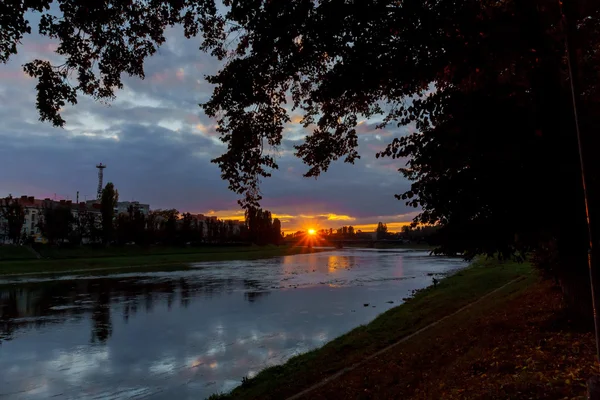 Sonnenuntergang über dem Fluss — Stockfoto