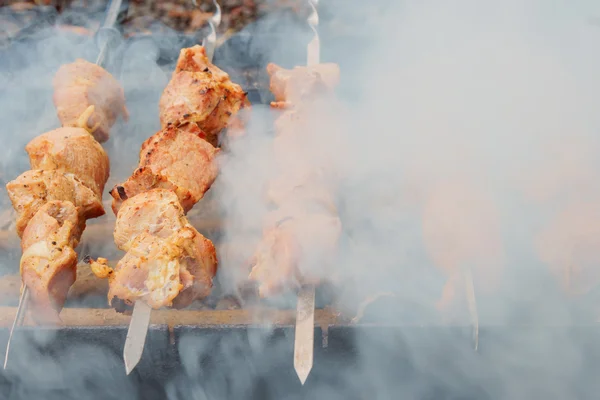 Los trozos jugosos de la carne preparan a fuego — Foto de Stock
