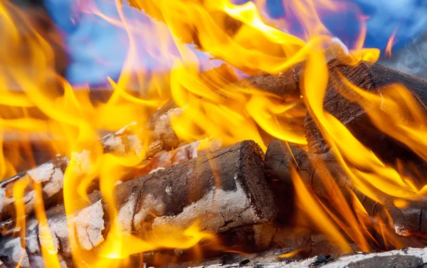 Drie brandende knuppels in hete kachel — Stockfoto