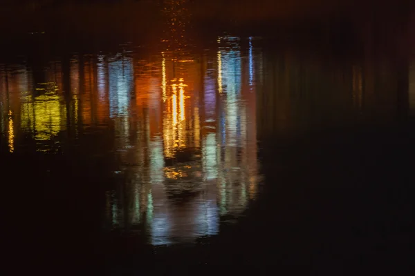 Reflexão na água de iluminação da ponte — Fotografia de Stock