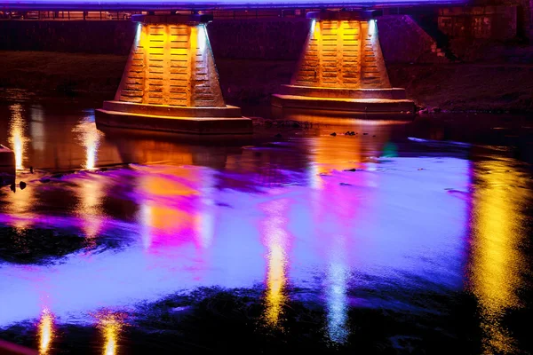Odbicie w wodzie iluminacja mostu — Zdjęcie stockowe