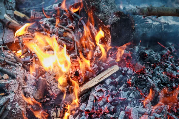 Heiße Kohlen im Feuer — Stockfoto