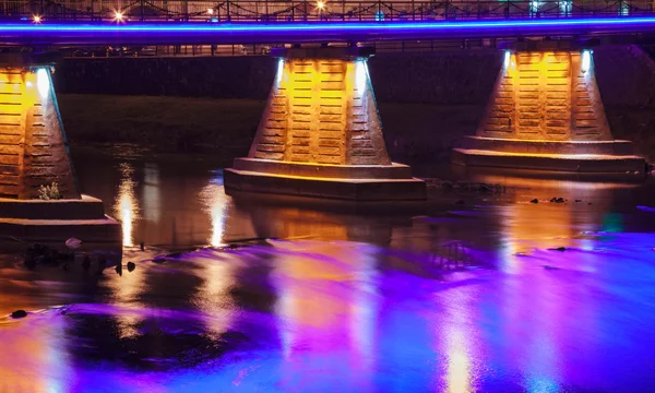 Reflexion im Wasser der Beleuchtung der Brücke — Stockfoto