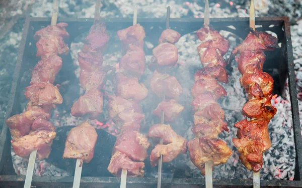 烹调猪肉串上叉，而在火盆户外 — Φωτογραφία Αρχείου