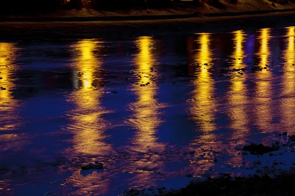 Reflexão na água de iluminação da ponte — Fotografia de Stock