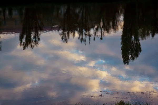 Sky rivier weerspiegeling van wolken en bomen — Stockfoto