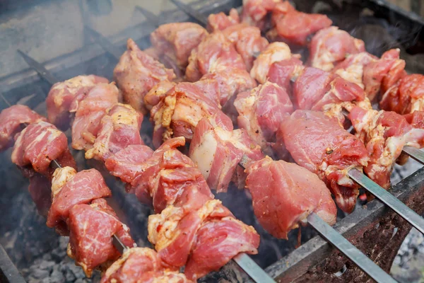 Готовить шашлык из свинины на шампуре, в жаровне на открытом воздухе — стоковое фото
