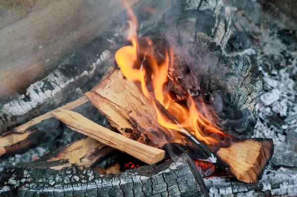 Kohle und Holzasche aus der Verbrennung — Stockfoto