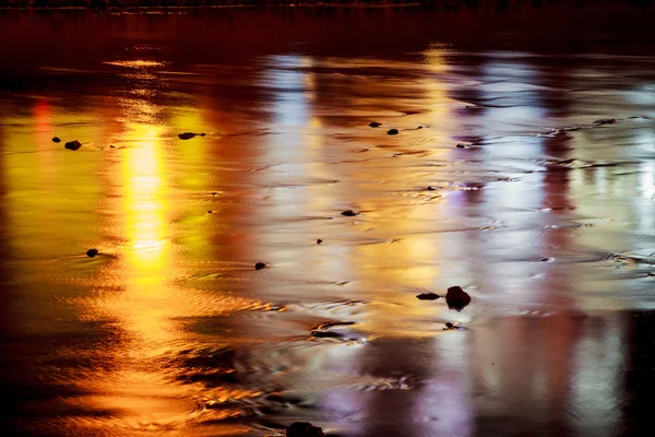 Renkli aydınlatma yansıma su — Stok fotoğraf
