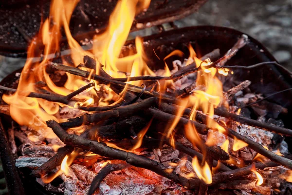 Feuerholz und heiße Kohle im Grill — Stockfoto