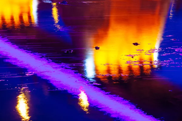 Reflexion im Wasser der Beleuchtung der Brücke — Stockfoto