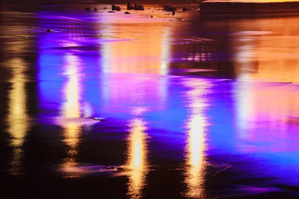 Reflexão de iluminação colorida na água — Fotografia de Stock