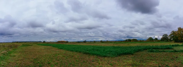 Nuvens de tempestade sobre campo de pradaria — Fotografia de Stock