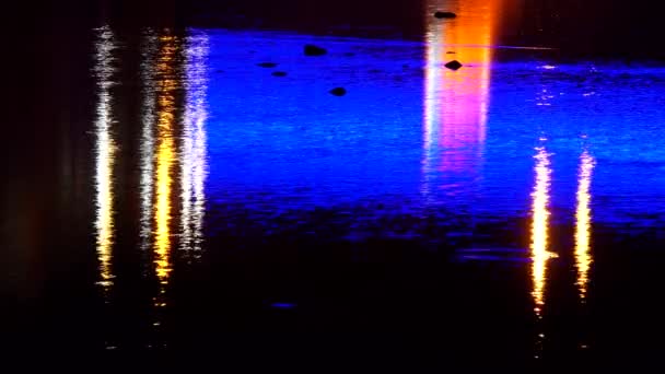 Reflexion im Wasser der Beleuchtung der Brücke — Stockvideo
