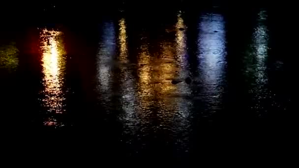 Отражение в воде освещения моста — стоковое видео