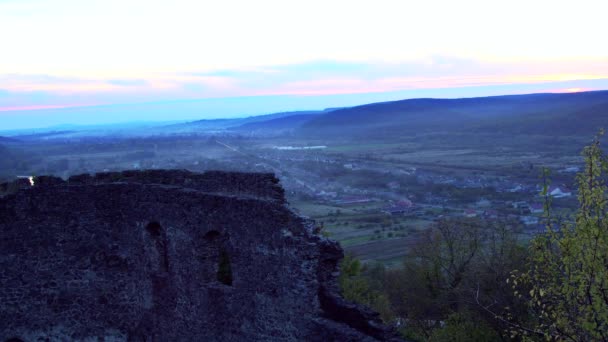 Paesaggio autunnale in montagna. Tramonto, coperto di nebbia . — Video Stock