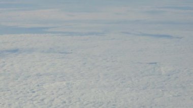 bulutlar. havada uçan bir uçağın penceresinden görüntülemek