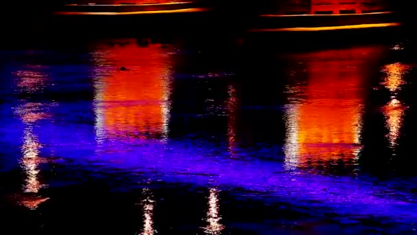 Яскраві вогні в ніч мосту місто знайшло своє відображення в річці вогнів A мальовничим видом на міський пейзаж вночі з ліхтарі по всьому місту. М. Ужгород — стокове відео