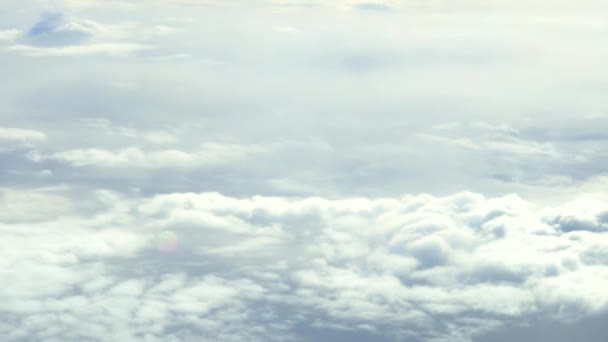 Volare sopra le nuvole Cielo blu e nubi di cumulo bianco guardando attraverso oblò di aereo volante . — Video Stock