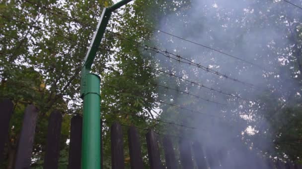 Humo que sube lentamente del fuego hacia arriba — Vídeo de stock