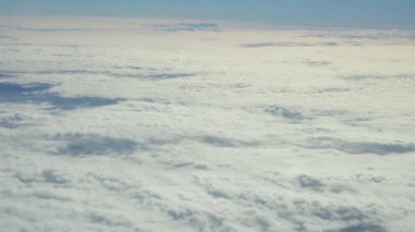 Mavi gökyüzü ve uçan uçak Lombar seyir beyaz yığın bulutlar.