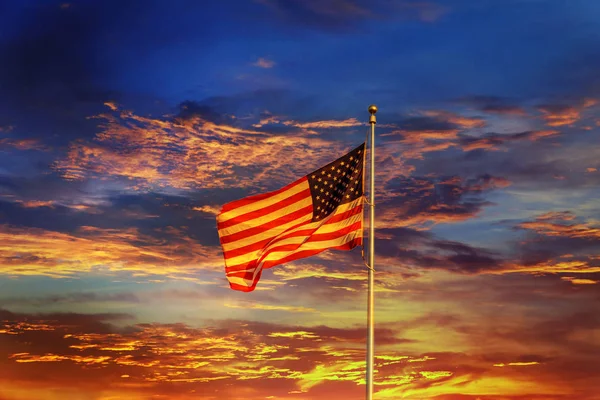 Американський прапор перед яскраве небо — стокове фото