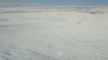 Hava yoluyla seyahat. Bir uçak pencereden görüntüleme.