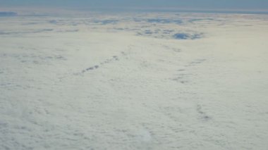 Hava yoluyla seyahat. Bir uçak pencereden görüntüleme.