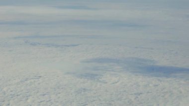 Hava yoluyla seyahat. Bir uçak pencereden görüntüleme.