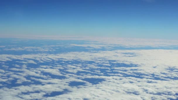 Reizen door de lucht. Bekijken door een vliegtuig raam. — Stockvideo
