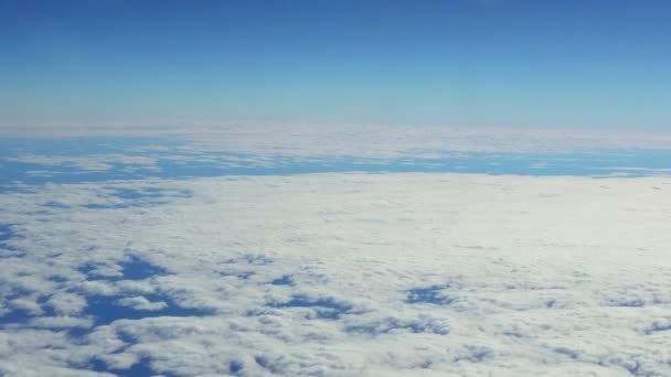 Reizen door de lucht. Bekijken door een vliegtuig raam. — Stockvideo