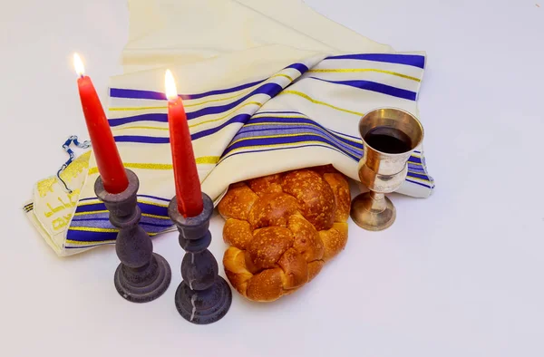 Tablo Şabat için yanan mumlar, challah ekmek ve şarap ile ayarla. — Stok fotoğraf