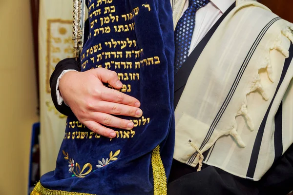 Еврейский праздничный человек в ритуальной одежде — стоковое фото