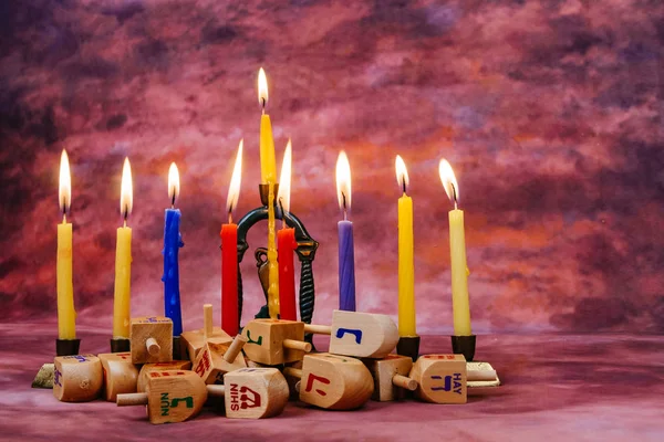 Férias judaicas Hanukkah com menorah sobre mesa de madeira — Fotografia de Stock