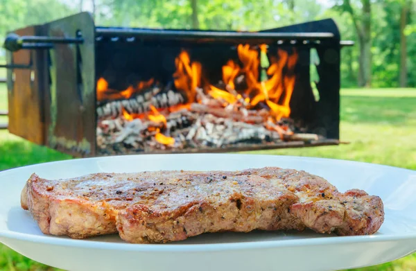 Délicieux steaks de boeuf sur bois — Photo