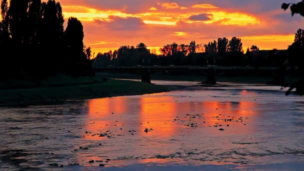 Sonnenuntergang auf dem Fluss Sonnenuntergang Stadt uzghorod Ukraine — Stockvideo