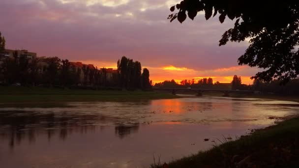 Puesta de sol panorámica en el río en Uzghorod Ucrania — Vídeo de stock