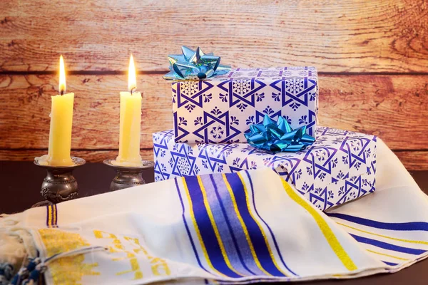 Shabat con velas encendidas, pan de jalá y vino . —  Fotos de Stock