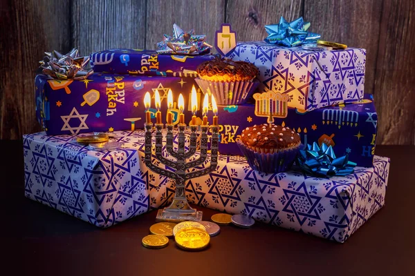 Fiesta judía HanukkahHermosas decoraciones de Janucá en azul y plata con regalos —  Fotos de Stock