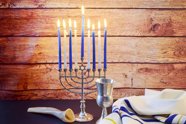 Yahudi tatil Hanukkahbeautiful Chanukah dekorasyon mavi ve gümüş hediyeler ile — Stok fotoğraf