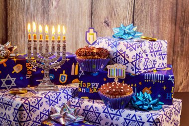 Yahudi tatil Hanukkah menorah, ahşap sevinçler ile