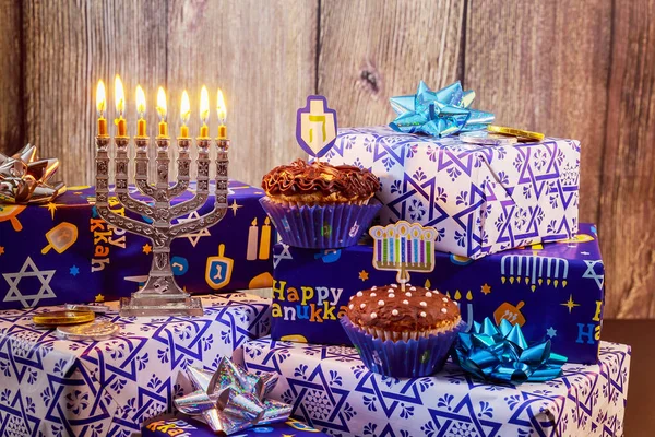 Fiesta judía Hanukkah con menorah, dreidels de madera —  Fotos de Stock