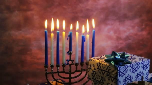 Єврейське свято красиві Менора Хануки прикраси в блакитний і срібний з подарунками — стокове відео