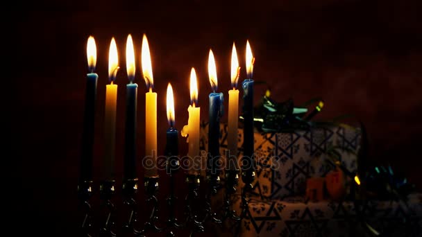 Mavi ve gümüş hediyeler ile Yahudi bayramı Hanuka güzel Chanukah süslemeleri — Stok video