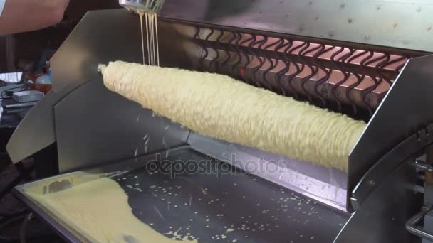 Matlagning litauiska Sakotis tårta Baumkuchen är en sorts traditionell skiktad kaka, känd i . — Stockvideo