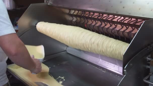 Cocinar Pastel tradicional lituano en pincho, enfoque selectivo en movimiento Pastel de San Francisco de Lituania — Vídeos de Stock